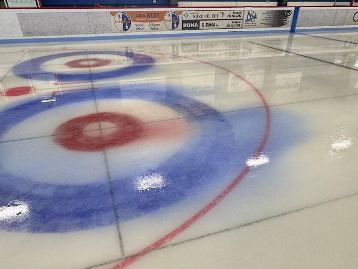 Des cercles de curling sur une glace d'aréna.
