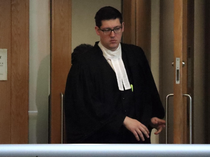 Un avocat dans les couloirs du palais de justice de Québec.