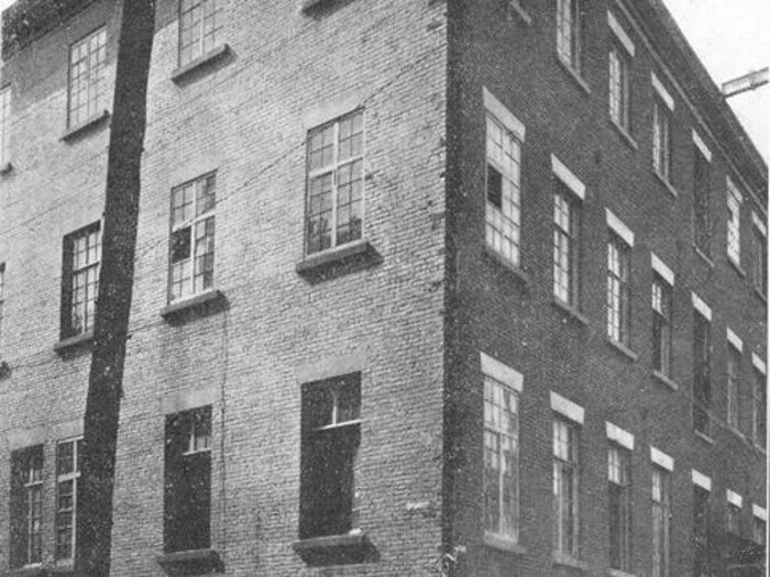 Un immeuble en briques sur une photo noir et blanc