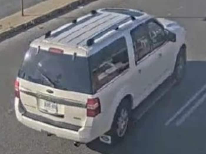 Une Ford Expedition blanche sur la route.
