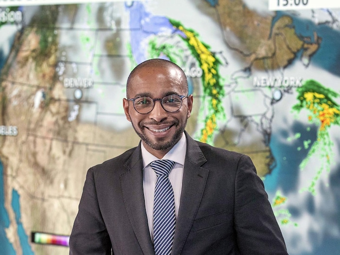 Waldir Da Cruz souriant devant une carte météo. 