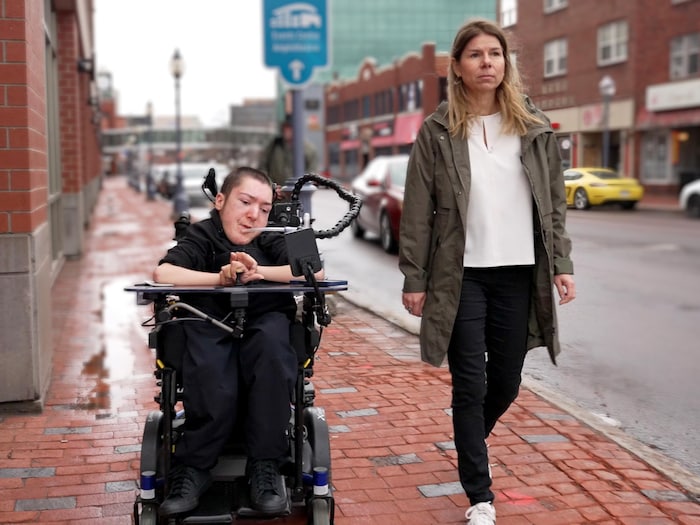 Miguel Duguay et Katherine Tremblay sur un trottoir.