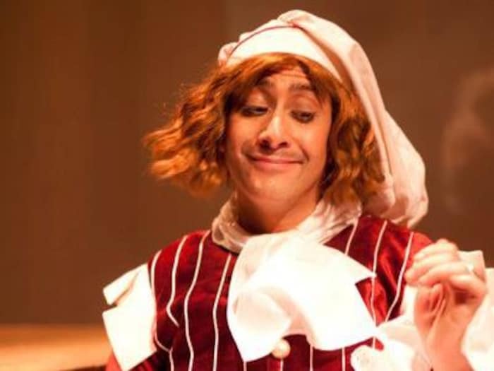 Mikael Taieb est habillé en personnage determination une pièce de théâtre française.