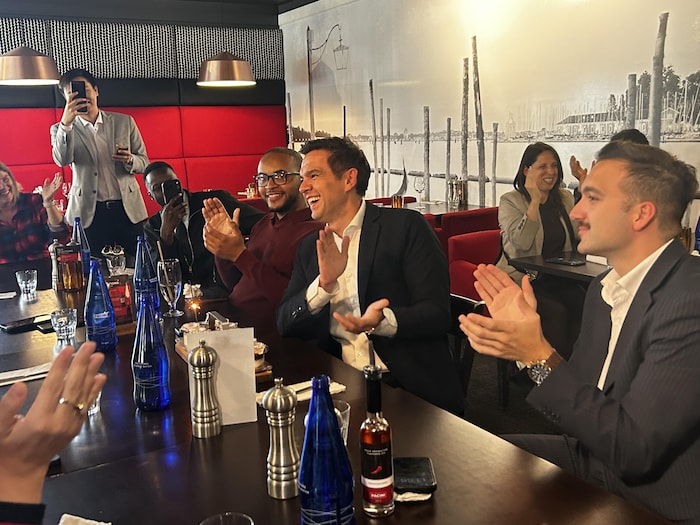 Charles Milliard à table avec son équipe de campagne.