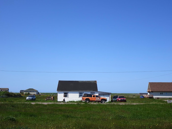 Des maisons et des voitures à Miquelon.
