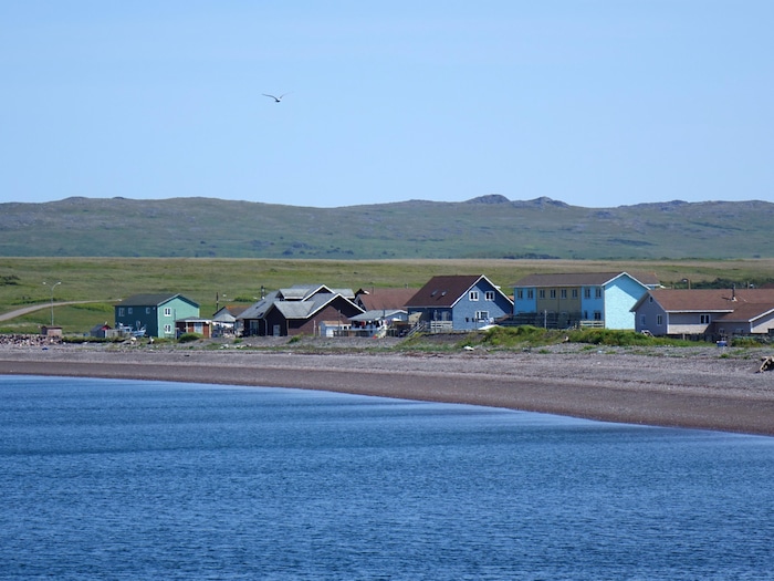 Des maisons longeant la mer à Miquelon.