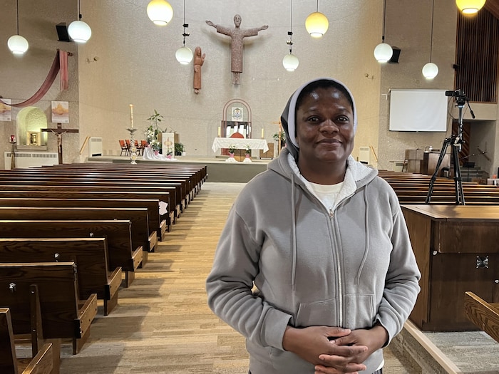 Monica Katchang dans une église.
