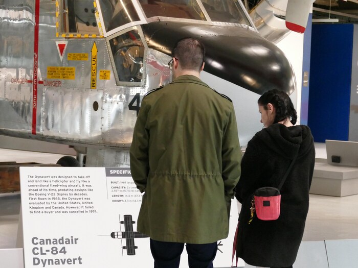 Visiteurs au Musée de l'aviation royale de l'Ouest canadien, à Winnipeg, au Manitoba. 