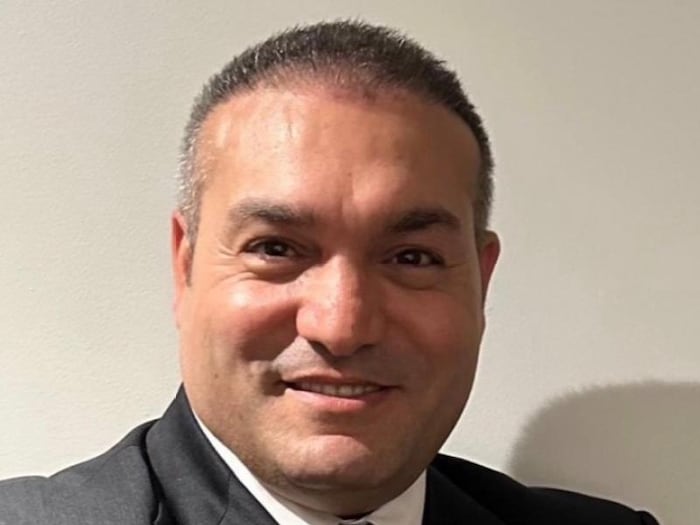 Nabil El Attar, en veston et cravate.