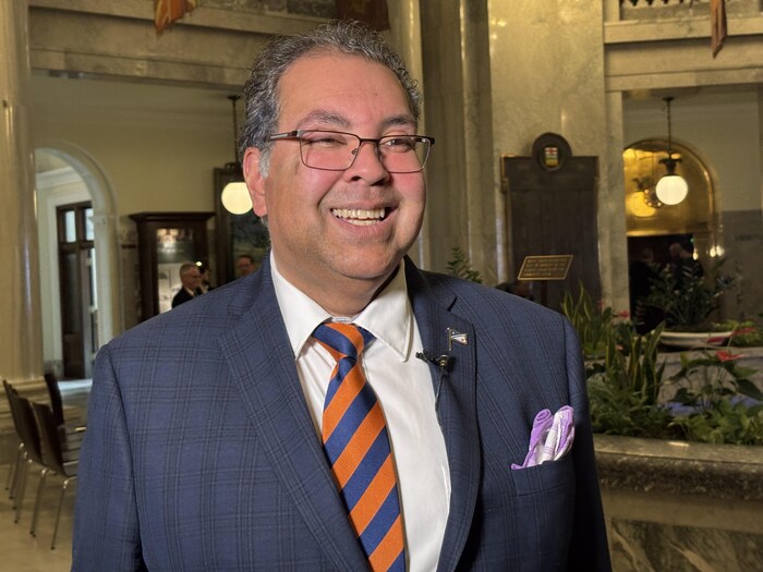 Un homme en tenue sourit en entrevue avec Radio-Canada. 