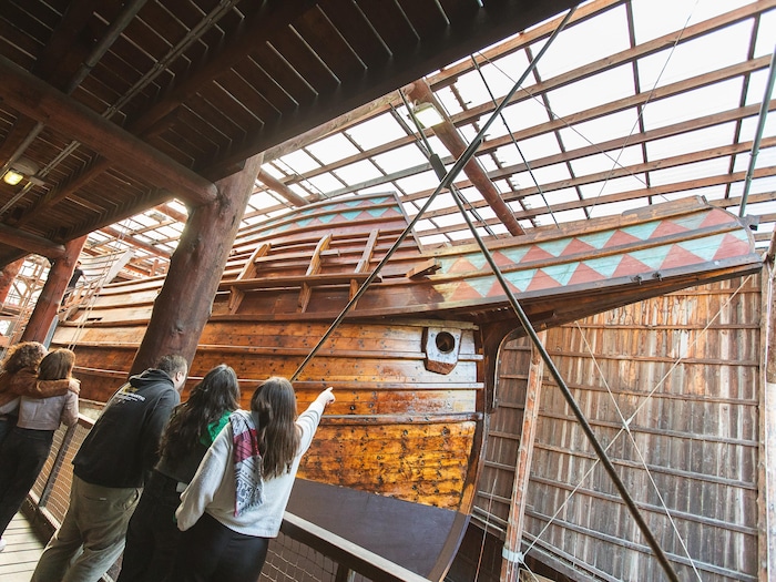 Des touristes regardent le navire San Juan.