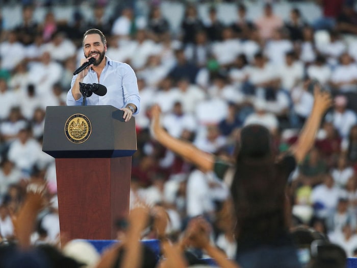 Nayib Bukele sourit en s'adressant à une foule.