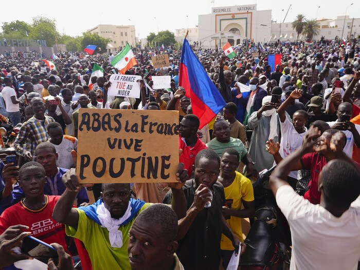 Des Nigériens participent à une marche organisée par les partisans du chef du coup d'État.