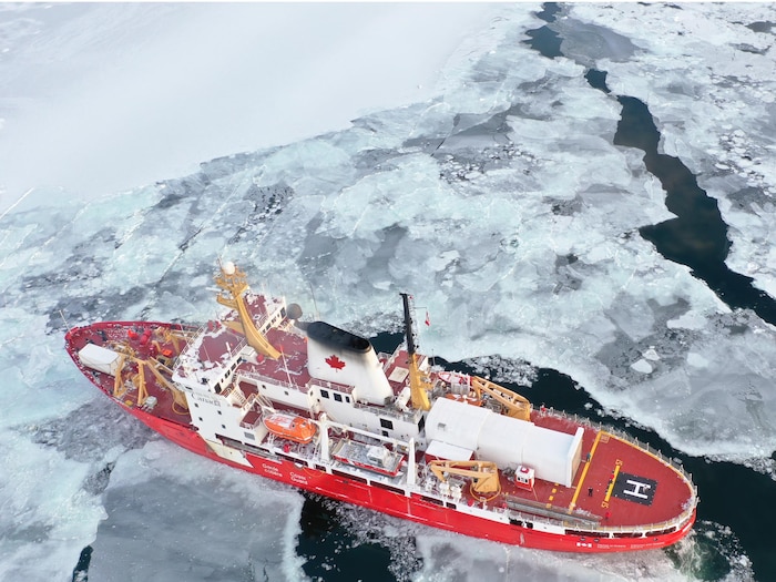 Le navire vu de haut dans les glaces du Saint-Laurent.