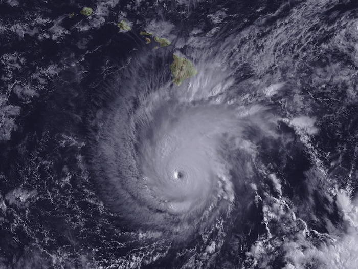 Les images satellites de la NOAA montrent l'ouragan et son œil qui s'approche de l'archipel.