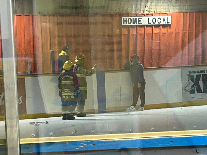 Un homme au télépphone en pleine discussion avec les pompiers.