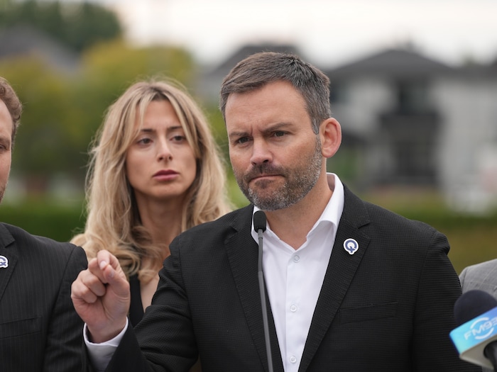 Paul St-Pierre Plamondon, l'air sérieux, donne un point de presse. 