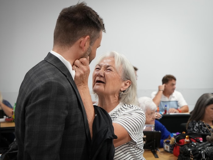 Une femme pince la joue de Paul St-Pierre Plamondon.