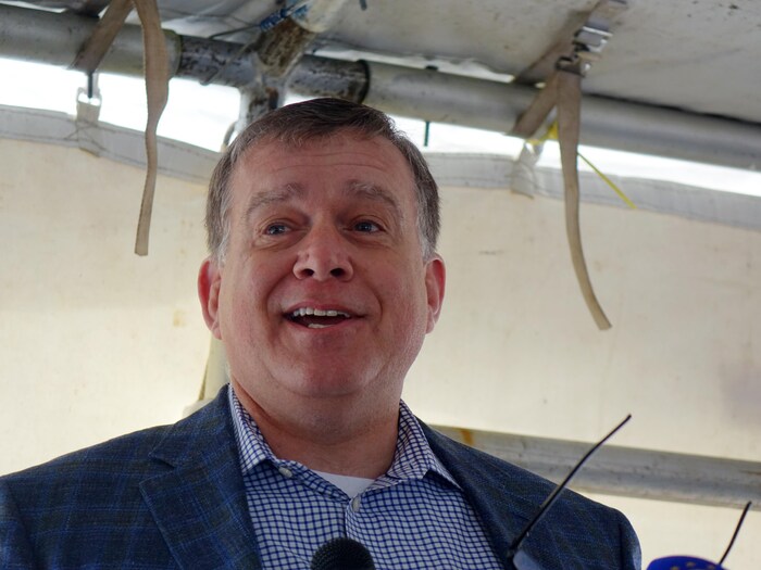 John McKenzie livre un discours.