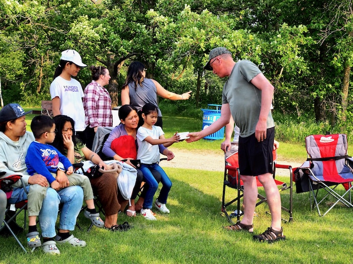 Les participants jettent un œil aux appâts de pêche.