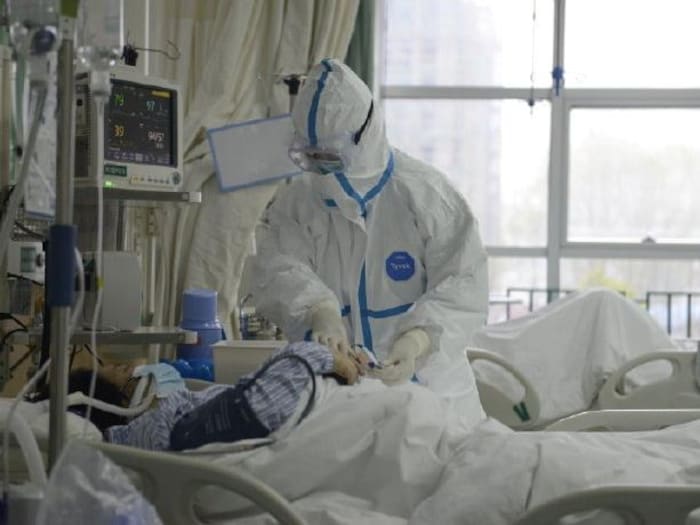 Le personnel médical soigne un patient à l’hôpital de Wuhan le 23 janvier 2020.