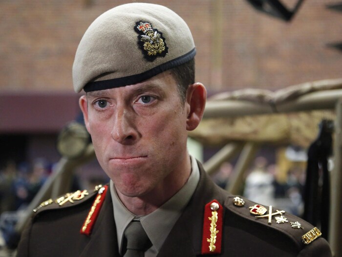 Peter Dawe habillé en uniforme militaire.