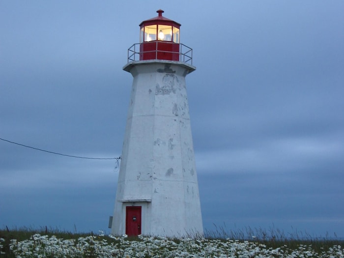 Un phare à la pénombre.