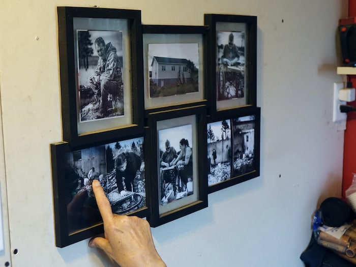 Un femme montre du doigt des photos.