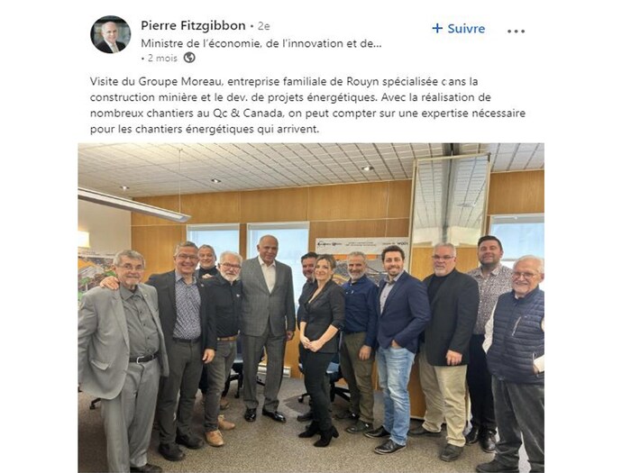 Une photo publiée sur les réseaux sociaux présente Pierre Fitzgibbon avec une dizaine de personnes dans les bureaux du Groupe Moreau.