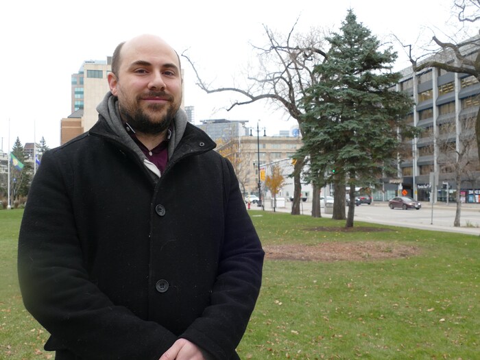 Pierre-Luc Belleau, militaire réserviste dans la marine et joueur de flûte au sein du Winnipeg video game orchestra, à l'extérieur le 6 novembre 2025.