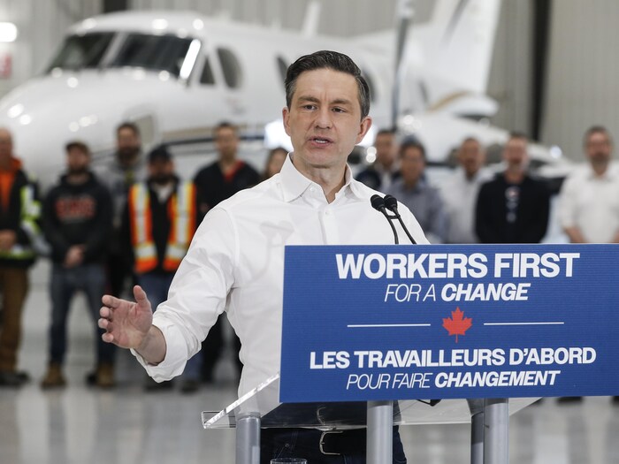 Le chef conservateur Pierre Poilievre s'adresse aux médias lors d'une conférence de presse à Winnipeg, le samedi 29 mars 2025.