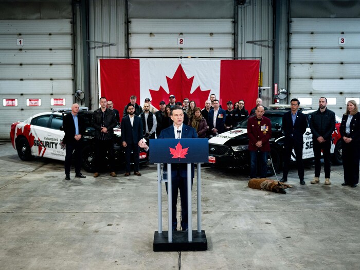 Pierre Poilievre en conférence de presse.