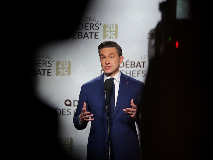 Pierre Poilievre au micro.