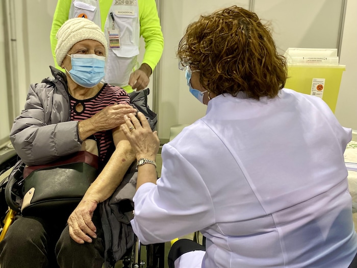 Pierrette Roy est la première personne à avoir reçu une dose du vaccin à Québec dans le cadre de la vaccination de masse.