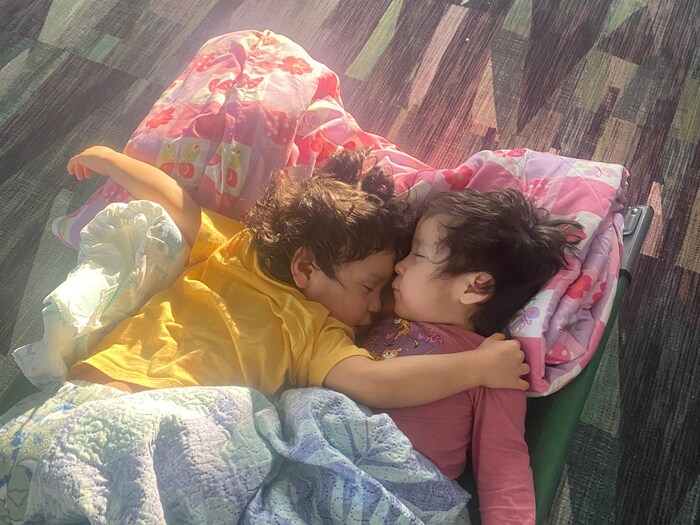 Enfants dormant au sol.