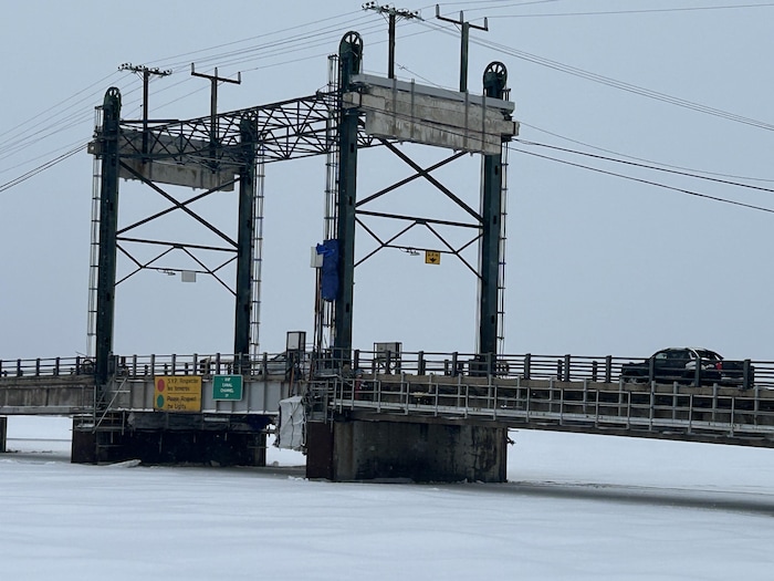 Des voitures circulant sur le pont entre Lamèque et Shippagan, l'hiver.