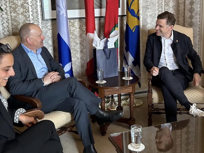 Bruno Marchand avec Mark Noonan et Marni Dicker dans son bureau.