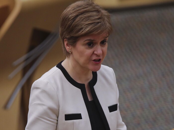 Nicola Sturgeon se tient debout au Parlement et parle.