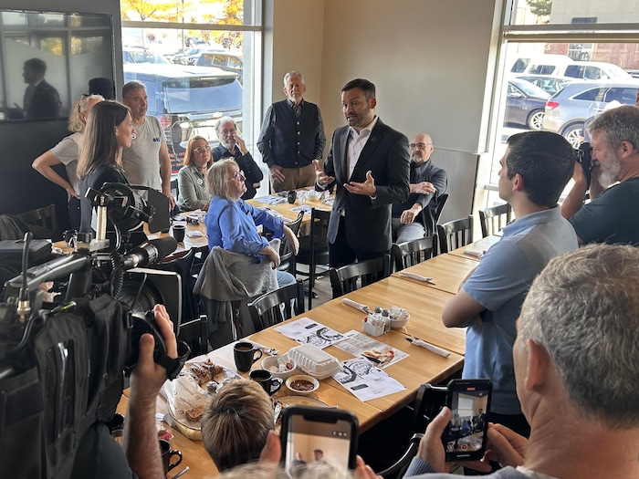 Le chef du PQ rencontre des électeurs dans un restaurant de Drummondville.