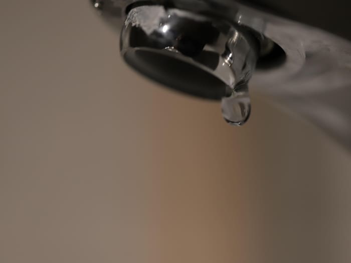 Goutte d'eau à la sortie d'un robinet