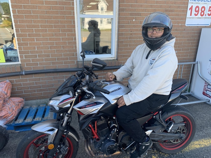 Un jeune homme sur une moto.