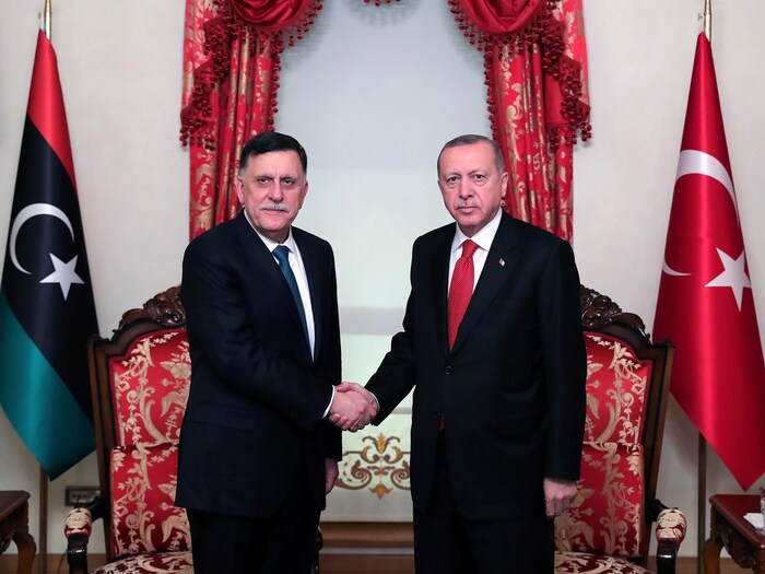 Le premier ministre libyen serre la main du président turc Recep Tayyip Erdogan.
