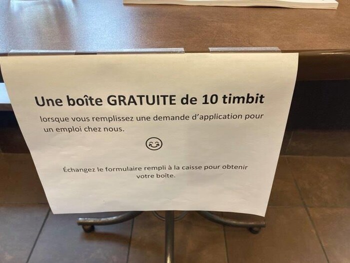 Une feuille sur laquelle il est écrit : Une boîte gratuite de 10 Timbits lorsque vous remplissez une demande d'application pour un emploi chez nous.