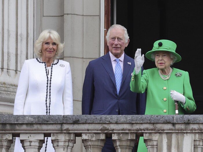 La reine Élisabeth II salue ses sujets à la fin du spectacle du jubilé de platine depuis le palais de Buckingham, à Londres.
