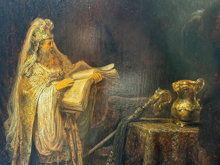 Tableau présentant un grand prêtre tenant un livre.