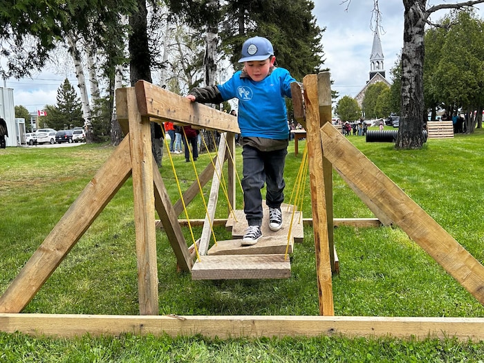 Un garçon sur un module en bois.