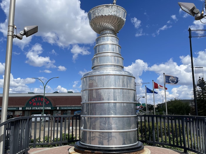 Une réplique géante de la coupe Stanley.