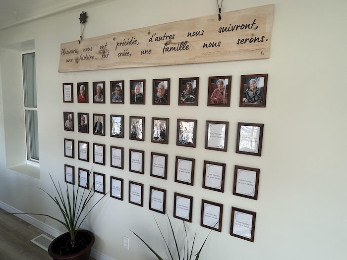Des photos sur un mur.