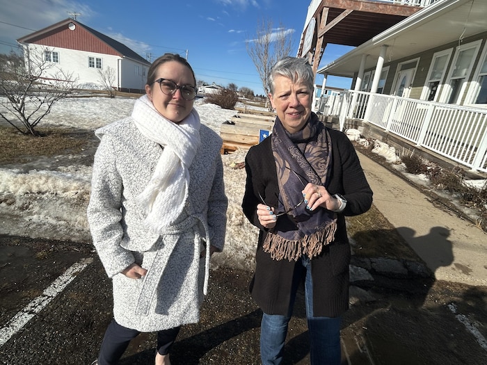 Karine Godin et Margerite Haché posent pour la photo à l'extérieur de la Maisonnée Mgr Doucet. 