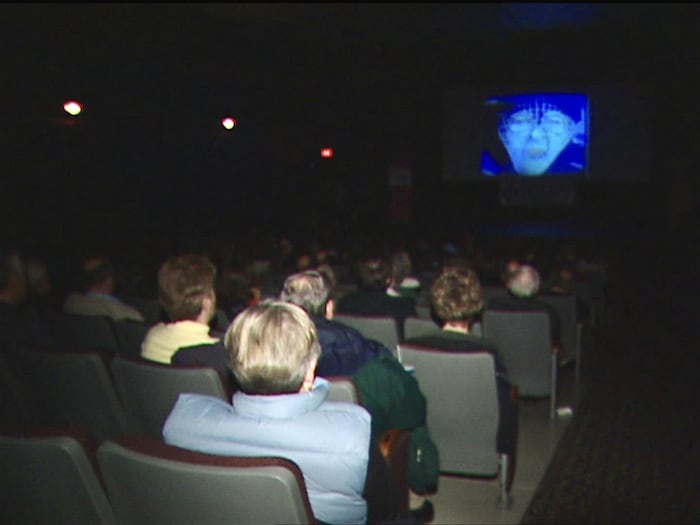 Des festivaliers lors de la première année de Cinergie, le festival du film francophone de Saskatoon, en mars 2006.